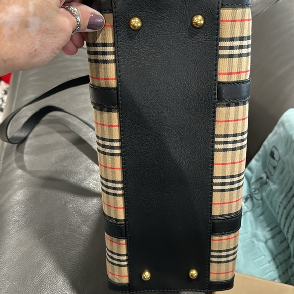 Burberry bag with gold hardware black/tan spacious tote comes with wallet. - Picture 9 of 15
